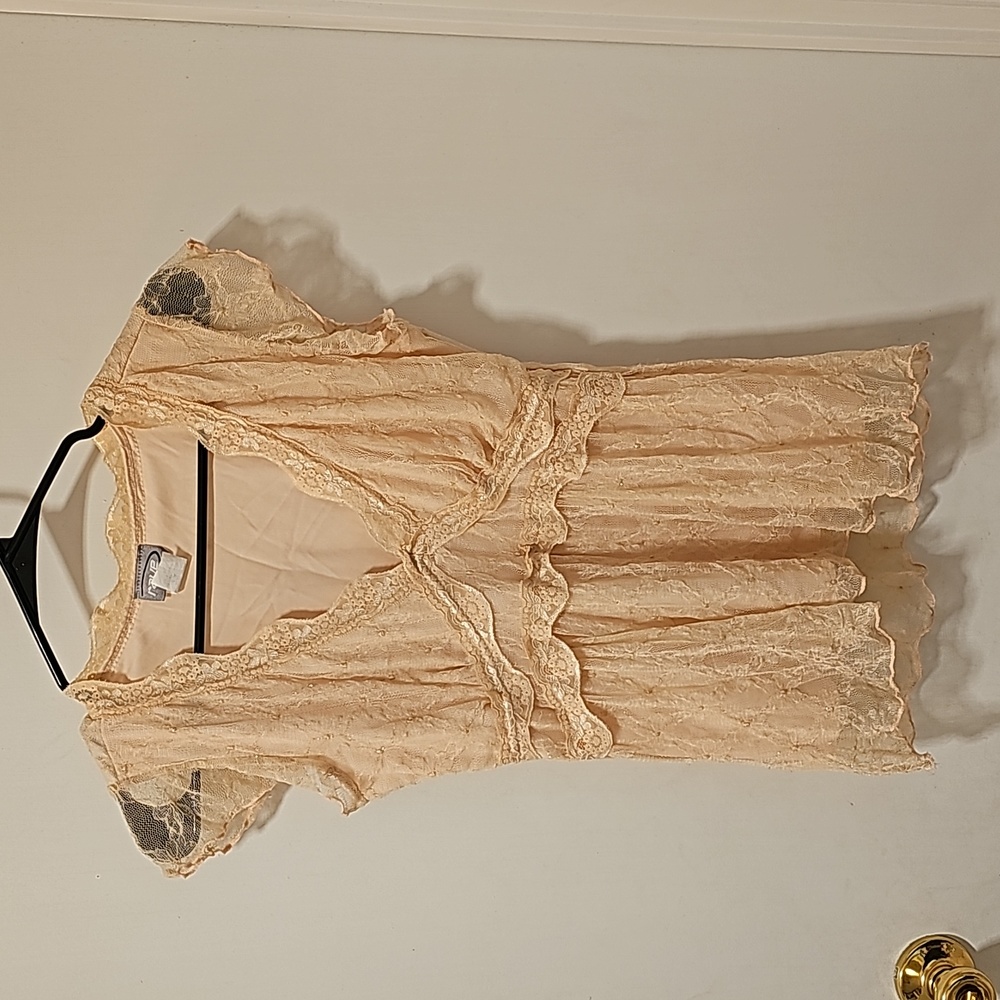 Vintage Y2K Babydoll style tee. Pinkish beige color Size Large